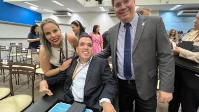 Caio Henrique e Rosana Queiroz são homenageados pelo vereador Dr. Victor Rocha com a Medalha Legislativa “Luta pela Acessibilidade e Inclusão”.