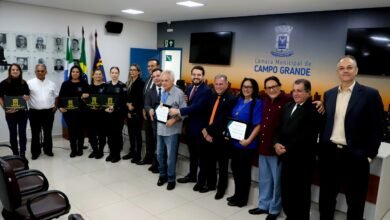 Carlão entrega Medalha à artista plástico e funcionária pública, e congratulação à policiais penais por ato de bravura