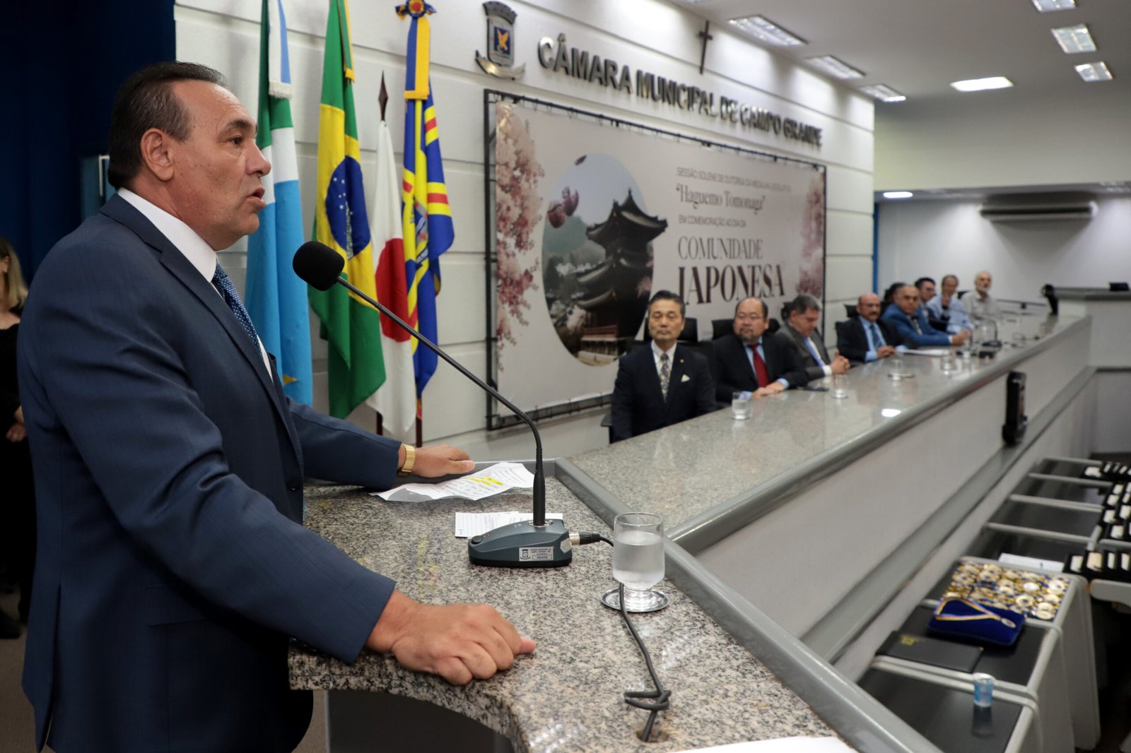 Carlão, prefeito interino, participa de homenagem a Comunidade Japonesa em solenidade na Câmara