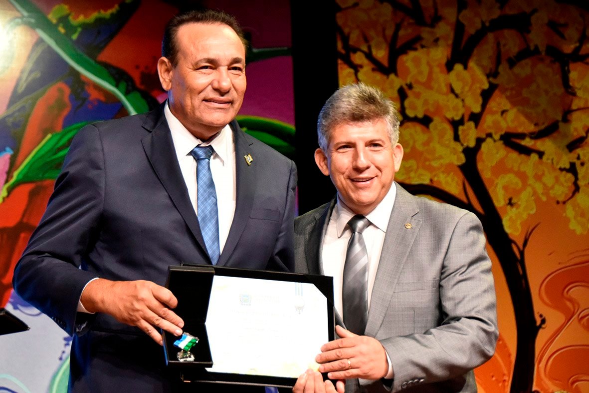 Presidente Carlão é homenageado com a Comenda do Mérito Legislativo em solenidade do Título de Cidadão Sul-mato-grossense