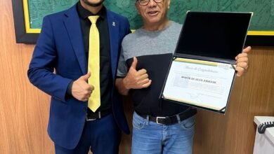Vereador Tiago Vargas homenageia corretor de imóveis Moacir da Silva Andrade