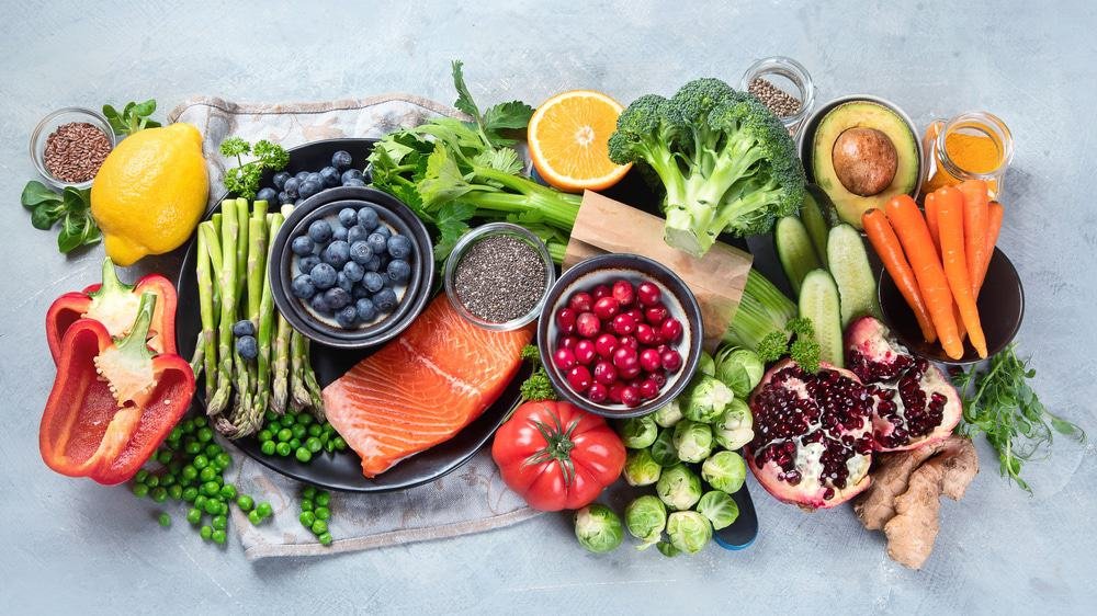 Diversos alimentos em uma mesa