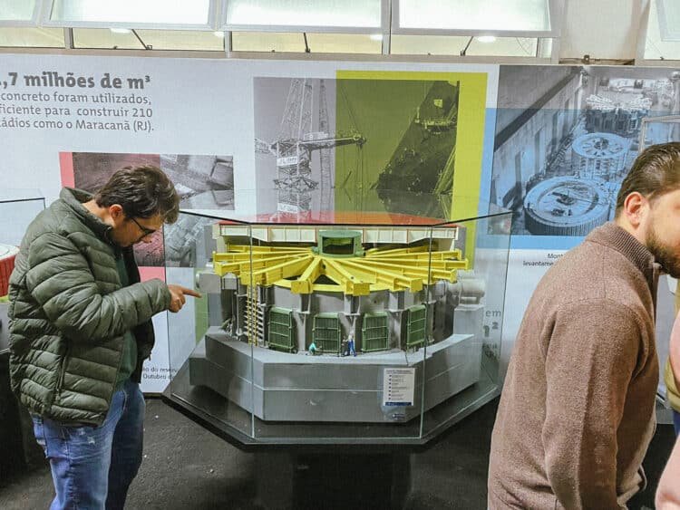 Acadêmicos de Engenharia Civil fazem visita técnica à Usina de Itaipu