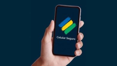 Montagem de pessoa segurando celular com logotipo do aplicativo Celular Seguro na tela