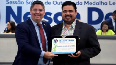 Dr Victor Rocha entrega a “Medalha Legislativa Nelson Denis de Direitos Humanos Campo-Grandense” para fundação que realiza o Mutirão do Povo em Campo Grande