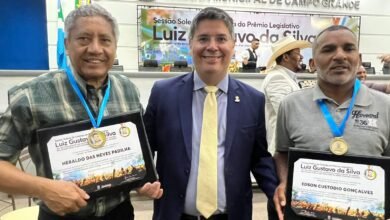 Dr. Victor Rocha entrega o Prêmio Legislativo “Luiz Gustavo da Silva” para Heraldo Padilha e Edson Custódio