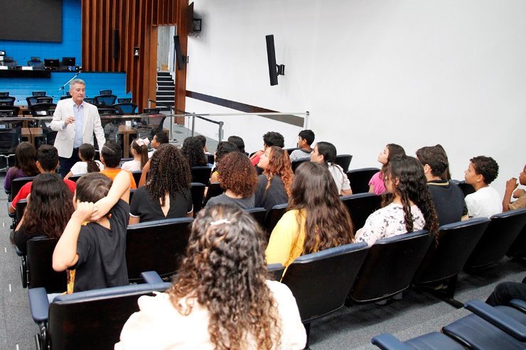 Hashioka recebe crianças e adolescentes do Lar Pequeno Assis na Assembleia Legislativa