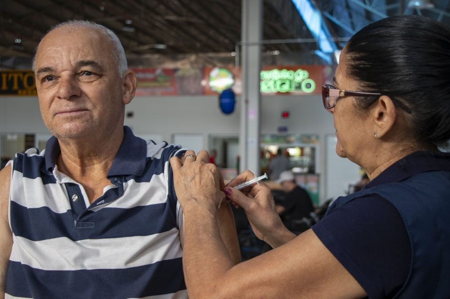 Idosos 60+ e pessoas imunossuprimidas com 12+ de idade devem receber a dose de reforço da vacina contra a COVID-19