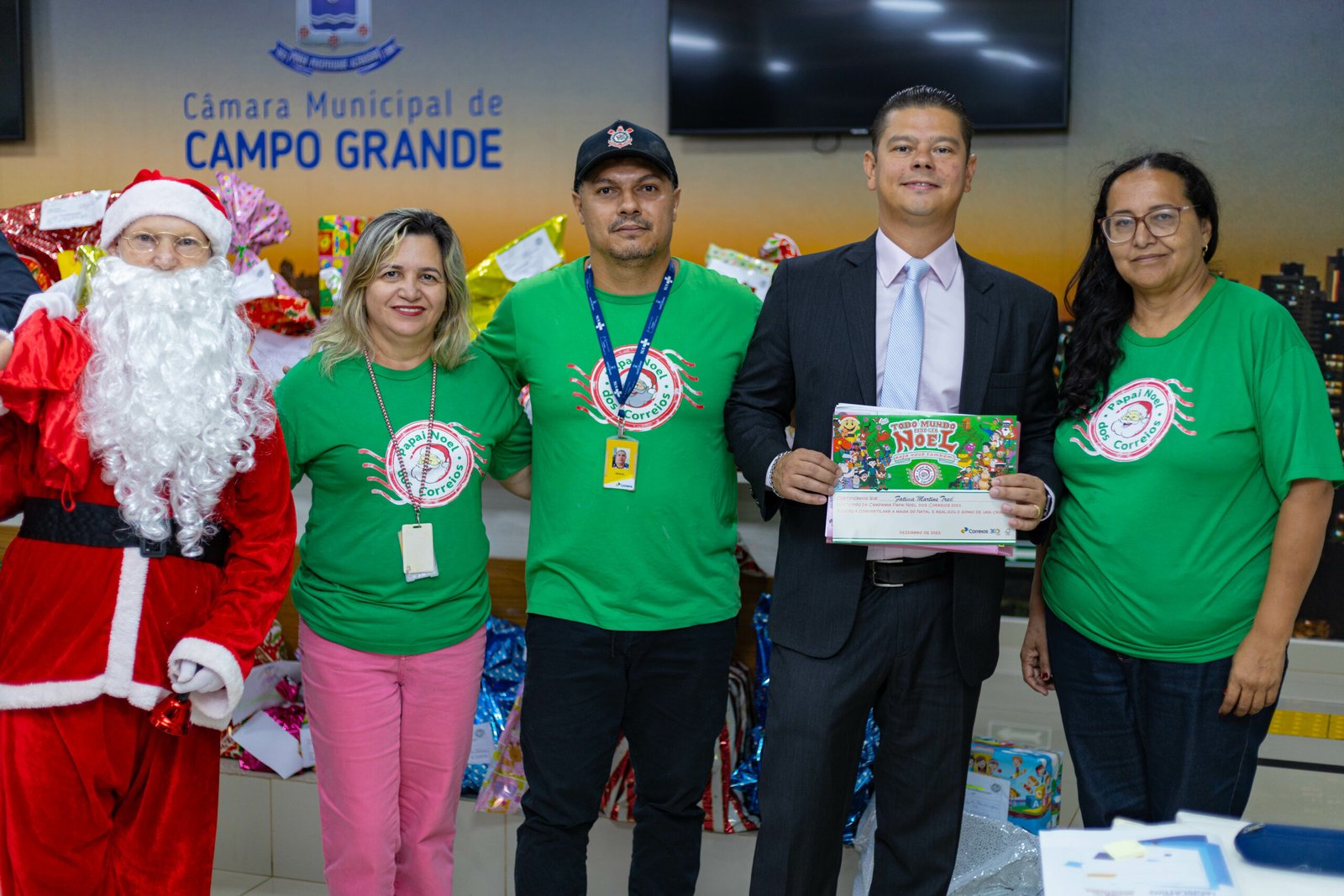 Vereador Otávio Trad participa da entrega dos presentes arrecadados para campanha Papai Noel dos Correios