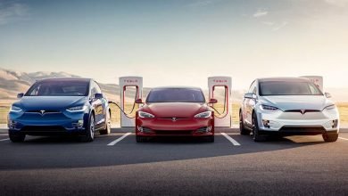 Três carros da Tesla sendo carregados