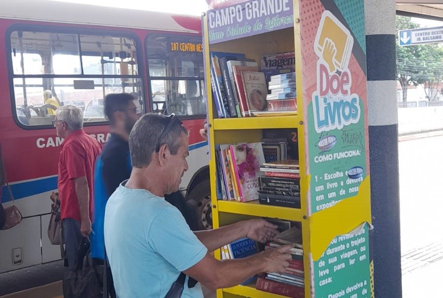 Idealizado por Ronilço Guerreiro, projeto Estantes nos Terminais é sucesso entre os usuários do transporte coletivo