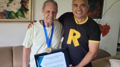 Ronilço Guerreiro entrega medalha Dr. Arlindo de Andrade Gomes para ex-deputado Saulo Queiroz