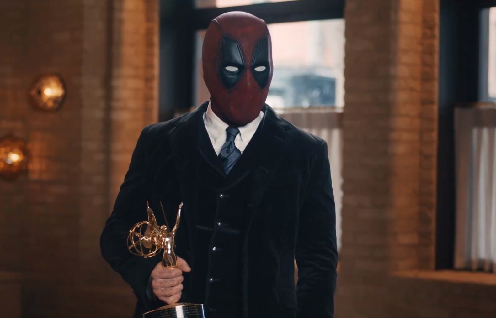 Imagem de: Ryan Reynolds vence Emmy e faz discurso como Deadpool
