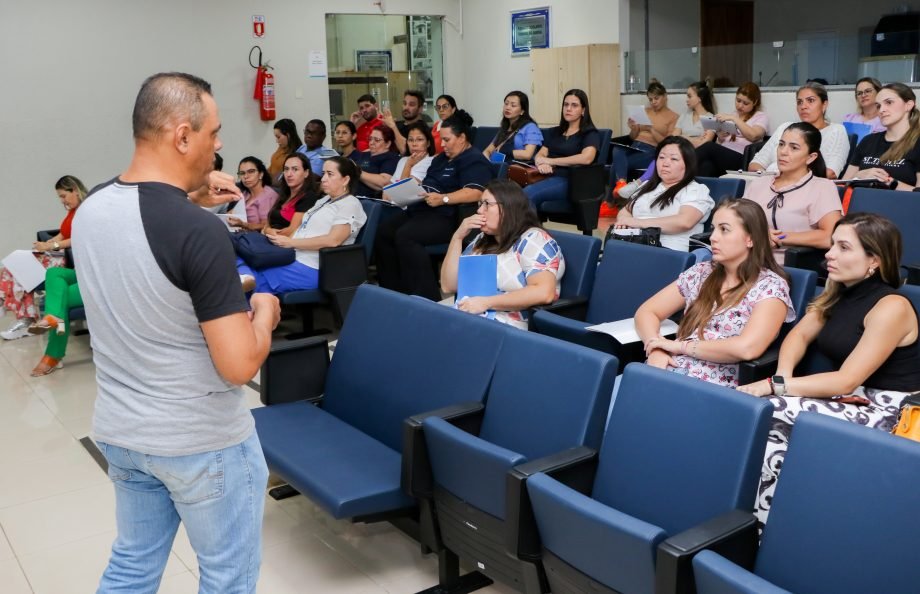 SMS realizou capacitação para enfermeiros, médicos e farmacêuticos a respeito do “Janeiro Roxo”