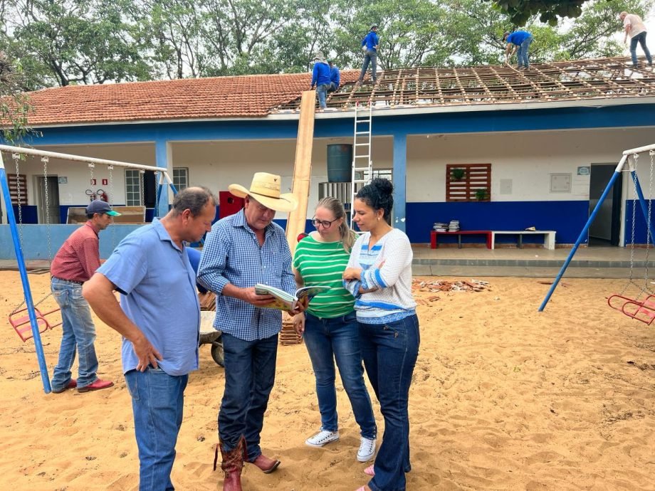 Angelo Guerreiro acompanha início dos reparos na Escola Municipal Irmã Scheilla após danos causados por chuva