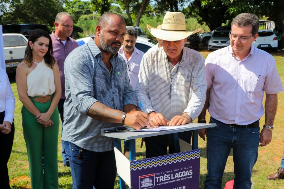 Prefeito Angelo Guerreiro assina ordem de serviço de asfalto e drenagem no Distrito do Arapuá