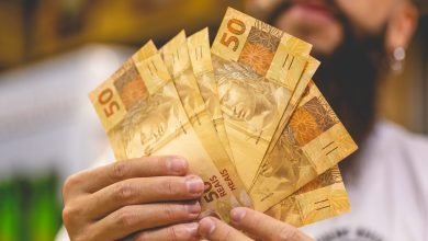 Brasileiros receberão benefício de R$ 2.600 NESTE mês; veja quem pode