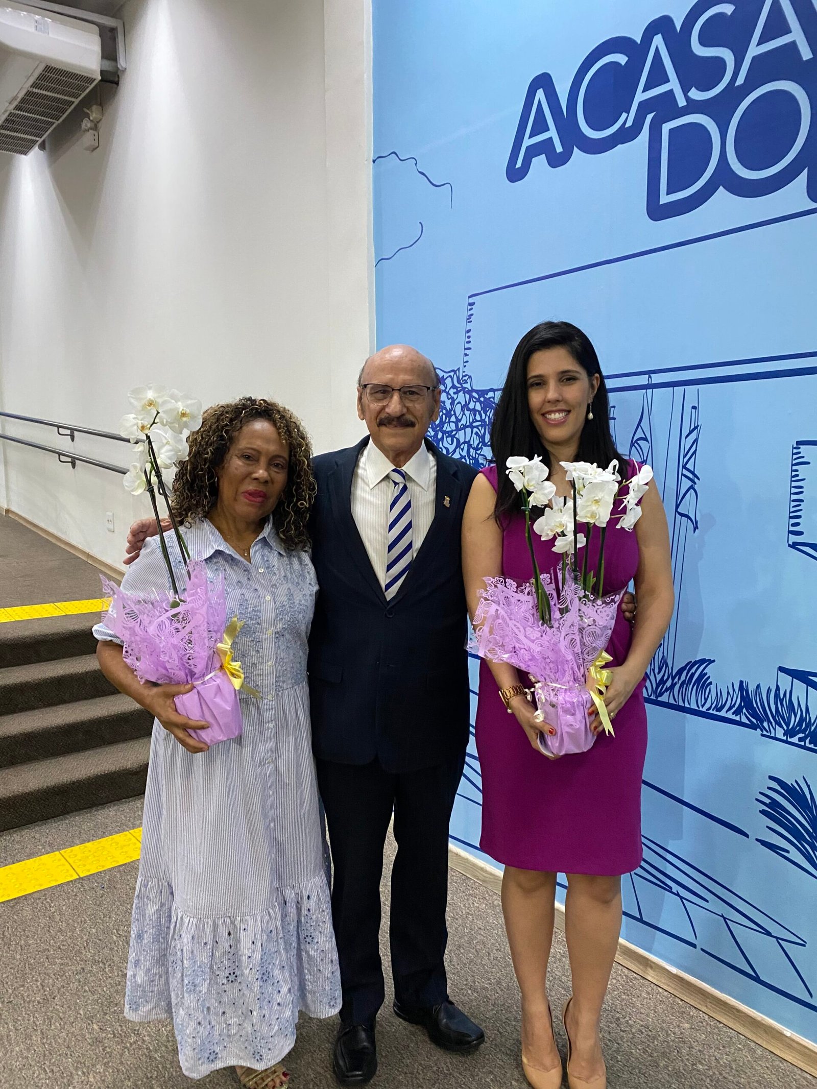 No Dia da Mulher, Dr. Loester entrega homenagens na Câmara Municipal