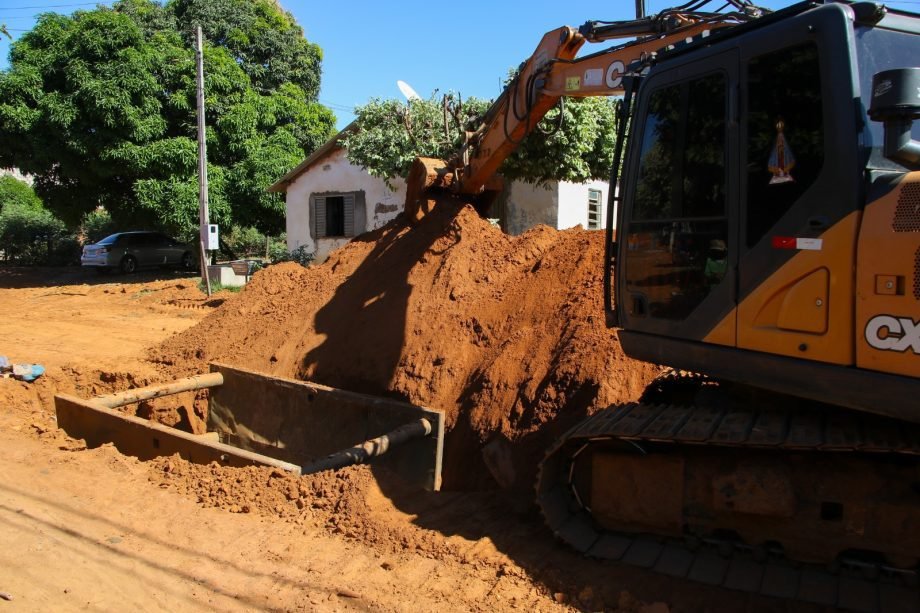 Prefeito Angelo Guerreiro pede atenção dos moradores durante início das obras de drenagem na Vila Haro