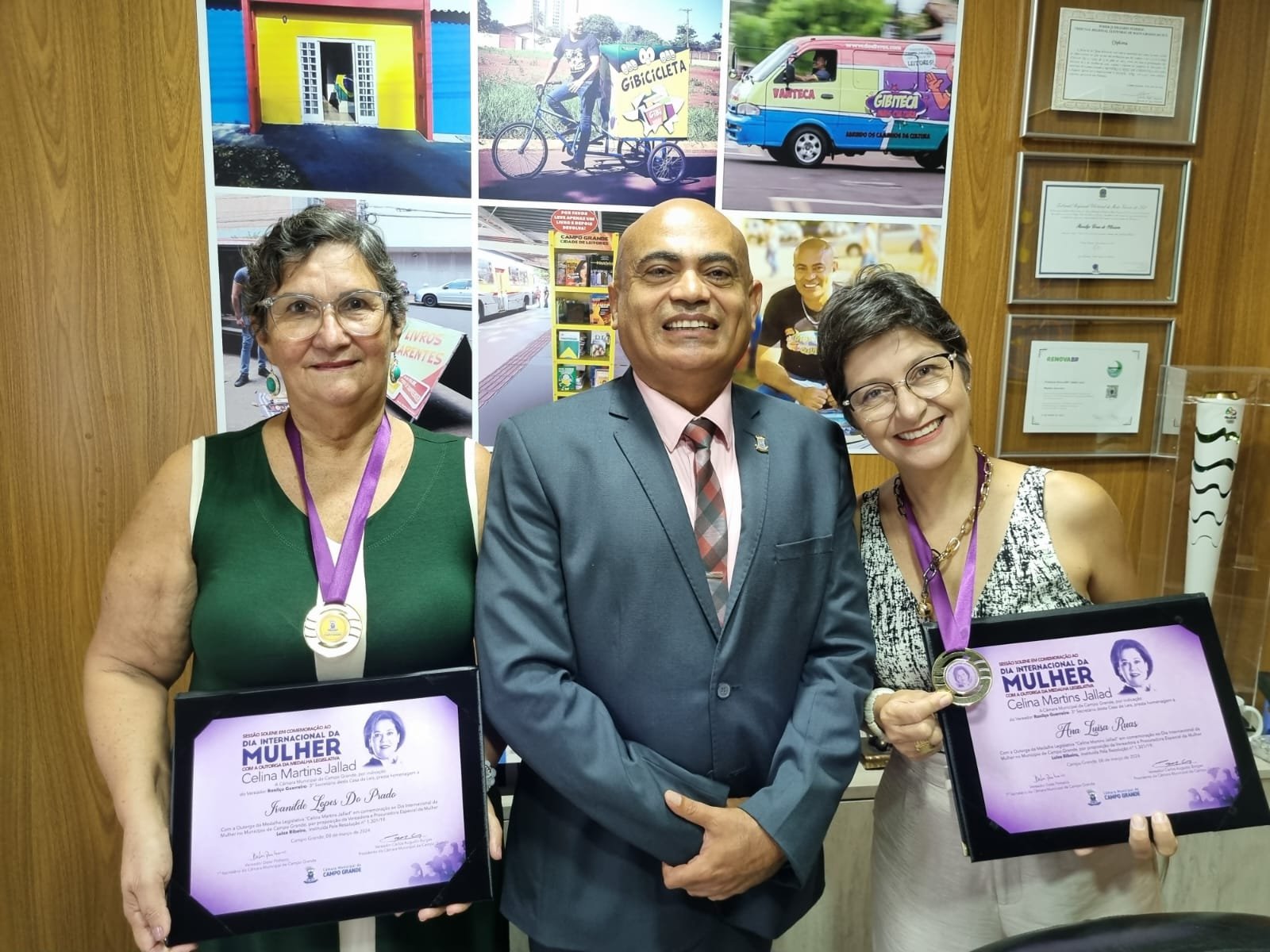 Ronilço Guerreiro entrega medalha legislativa em alusão ao Dia Internacional da Mulher