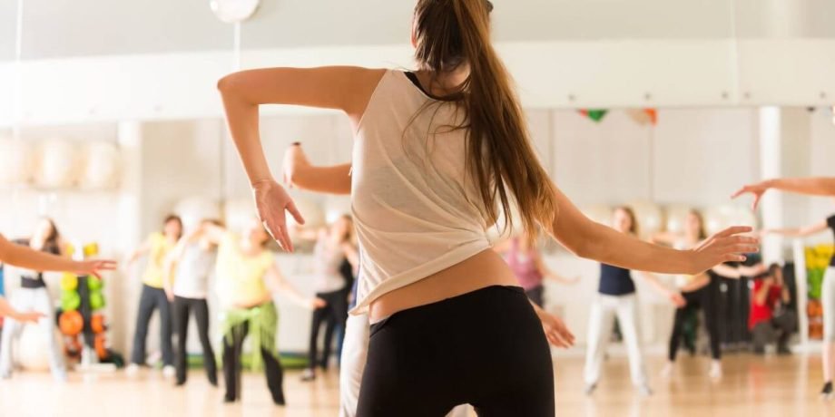 SMS promove aula de zumba gratuita na Academia da Saúde