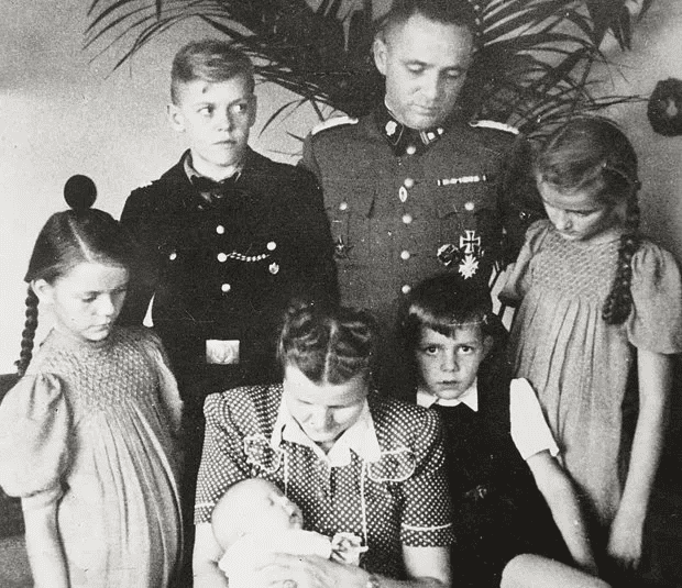 Rudolf Höss e sua família, real, retratados em Zona de Interesse