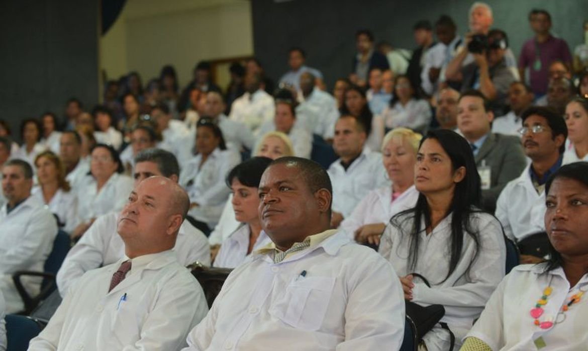 Brasil tem 575.930 médicos ativos: 2,81 por 100 mil habitantes