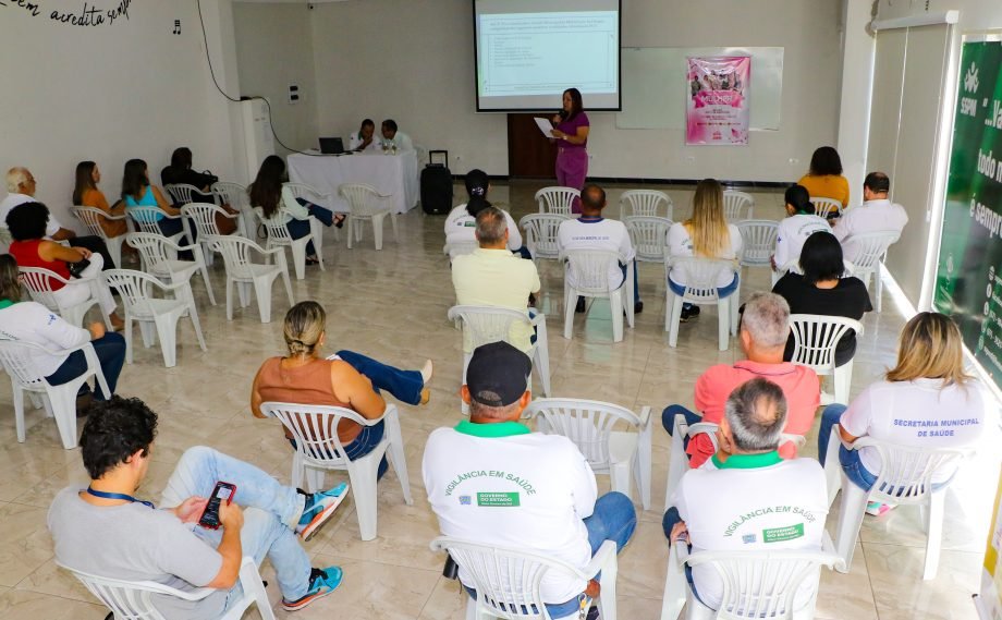 COMITÊ DA DENGUE – Além da medidas de combate a doença, reunião teve apresentação de repelente natural produzido por estudantes  da E.E Bom Jesus