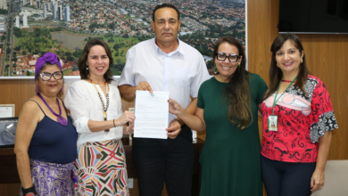 Carlão recebe da defensora pública, Thaisa Defante, carta da população em situação de rua e convite para o Fórum Pop Rua MS