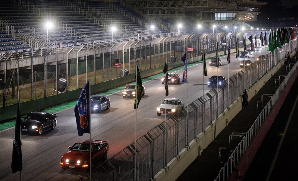 Ford faz desfile em SP para comemorar 60 anos do Mustang