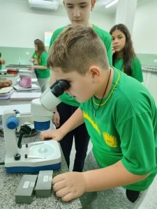 Laboratório Didático Móvel é tema de prática de Ciências na EE Castro Alves