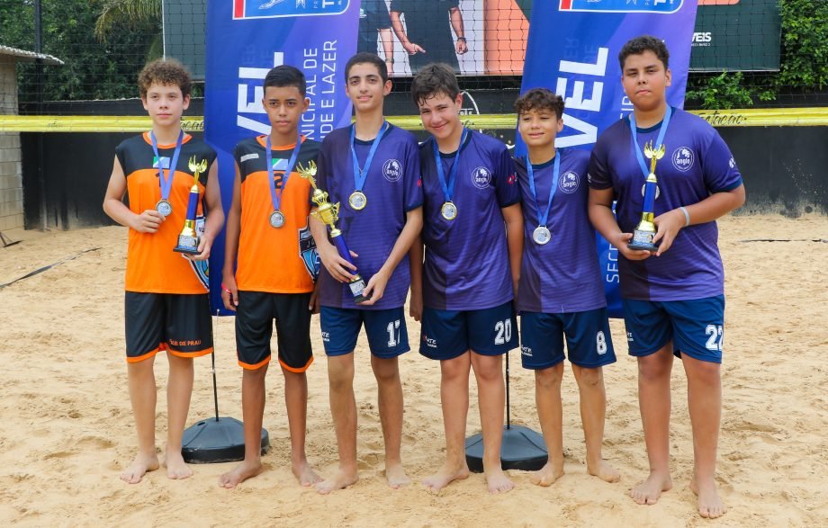 MAIS UMA VITÓRIA – Colégio Anglo leva o troféu de campeão no vôlei de praia masculino e feminino