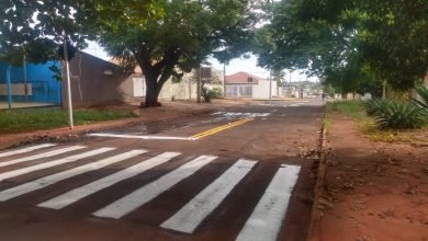 Melhoria para a comunidade: Indicação do Professor Riverton leva segurança ao bairro Piratinga com sinalização de trânsito em frente à EMEI