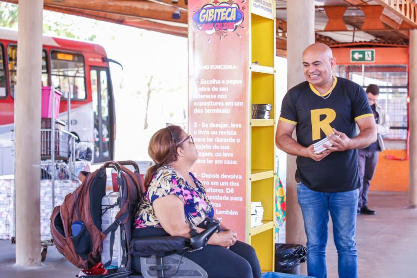 Ronilço Guerreiro faz ação para arrecadar livros no “Dia de Renovar!”