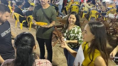 Acadêmicos de Nutrição promovem degustação de alimentos em feira do Parque Alvorada