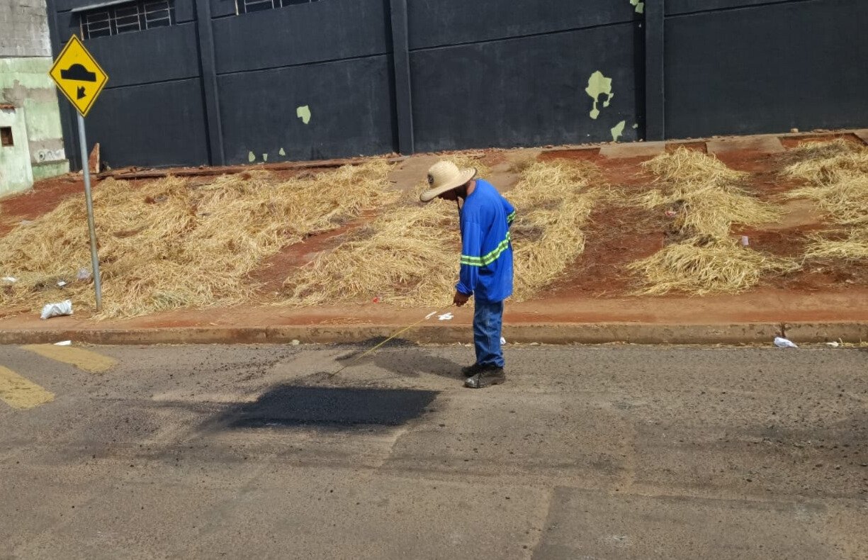 Após pedido de Betinho, Sisep inicia tapa-buracos na Rua Wanderlei Pavão