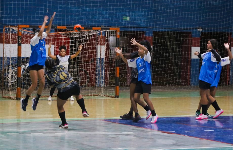 Estão abertas vagas para aulas de Handebol do projeto da SEJUVEL, turmas iniciante e avançada masculina