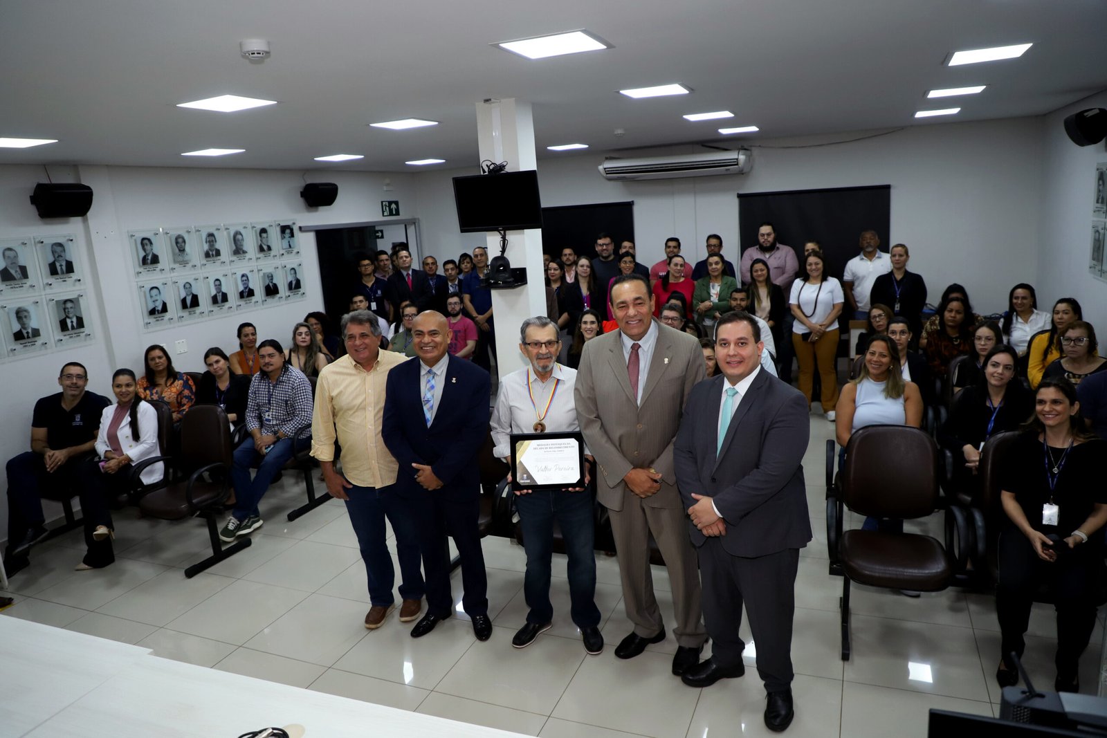 Ex-senador Valter Pereira é homenageado pela Câmara de Vereadores