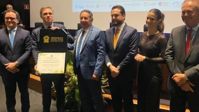 Gerson Claro entrega Título de Cidadão Sul-Mato-Grossense ao ministro André Mendonça