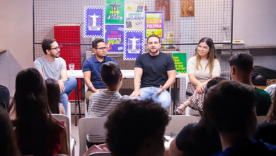 Papy bate-papo com grupo de jovens sobre a importância do primeiro voto