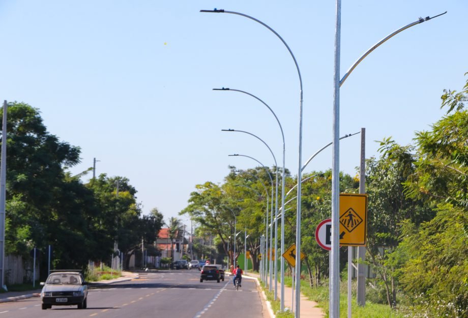 Prefeitura instala luminárias de LED na Avenida dos Oleiros, no entorno da 2ª Lagoa