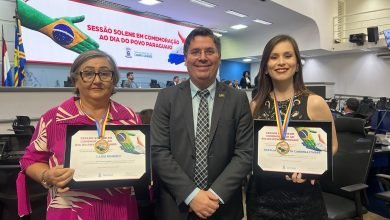 Dr. Victor Rocha entrega homenagem a Laide Romero e Natália Iturbe em comemoração ao Dia Municipal do Povo Paraguaio