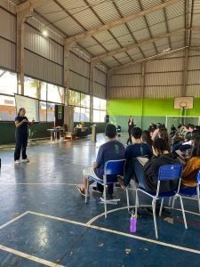 Estudantes da EE Professor José Juarez de Itaquirai participaram de um curso de oratória