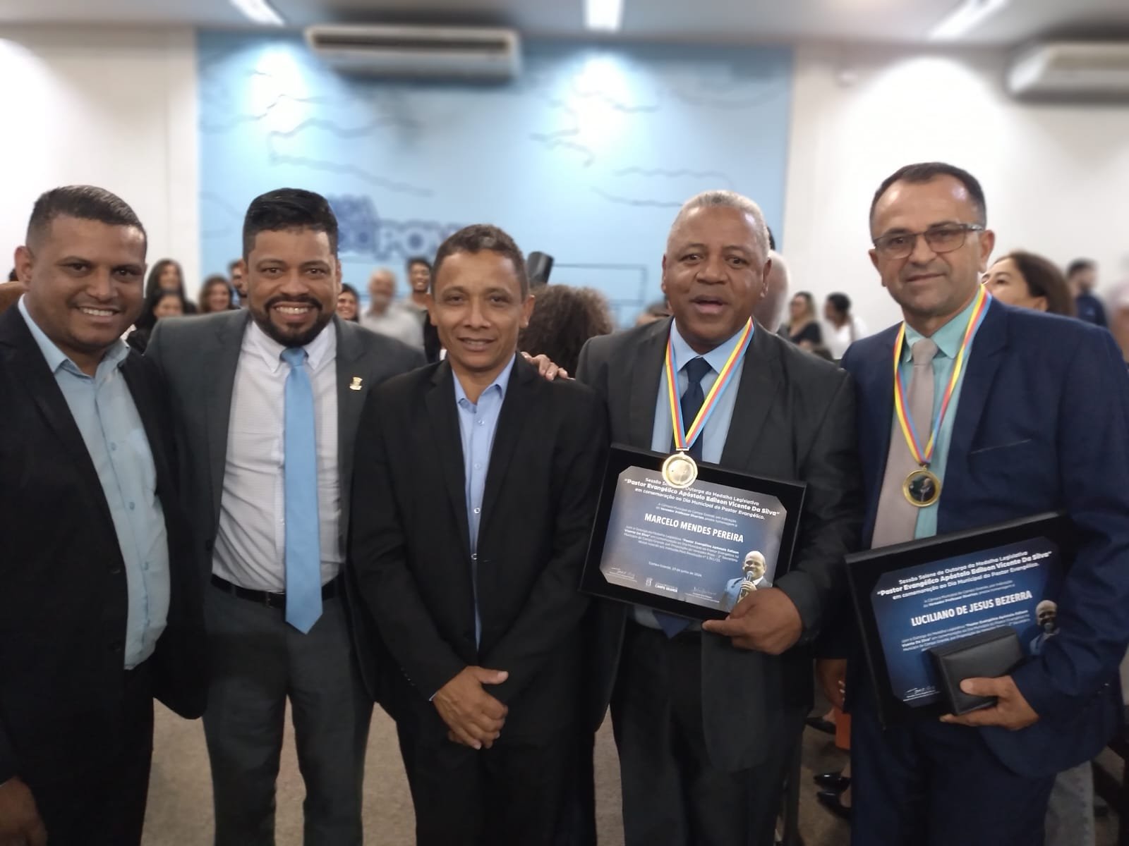 Pastores dedicados à disseminação da fé são homenageados pelo Professor Riverton durante solenidade