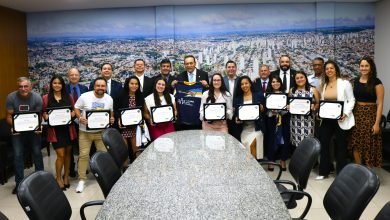 Presidente Carlão entrega honrarias à atletas que representaram o estado no 1º Campeonato Nacional de Advocacia no futebol Society