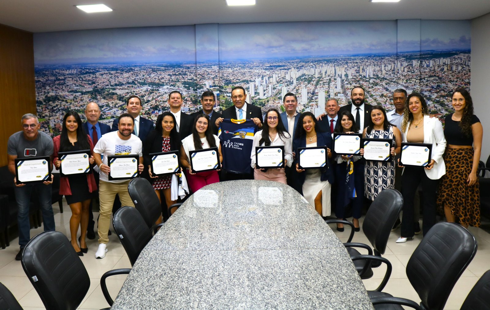 Presidente Carlão entrega honrarias à atletas que representaram o estado no 1º Campeonato Nacional de Advocacia no futebol Society