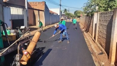 SEINTRA realiza recapeamento em 3 km de ruas do bairro Santa Terezinha
