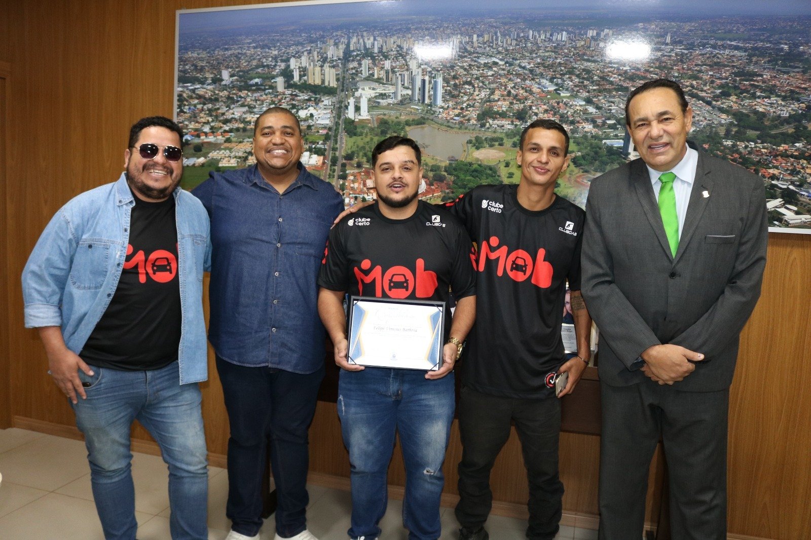 Vereador Carlão entrega reconhecimento ao proprietário e apresentador do Canal de esportes Fair Play Tube