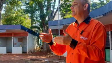 Com obra paralisada, vereador André Luis fiscaliza Praça dos Imigrantes e cobra respostas para abandono