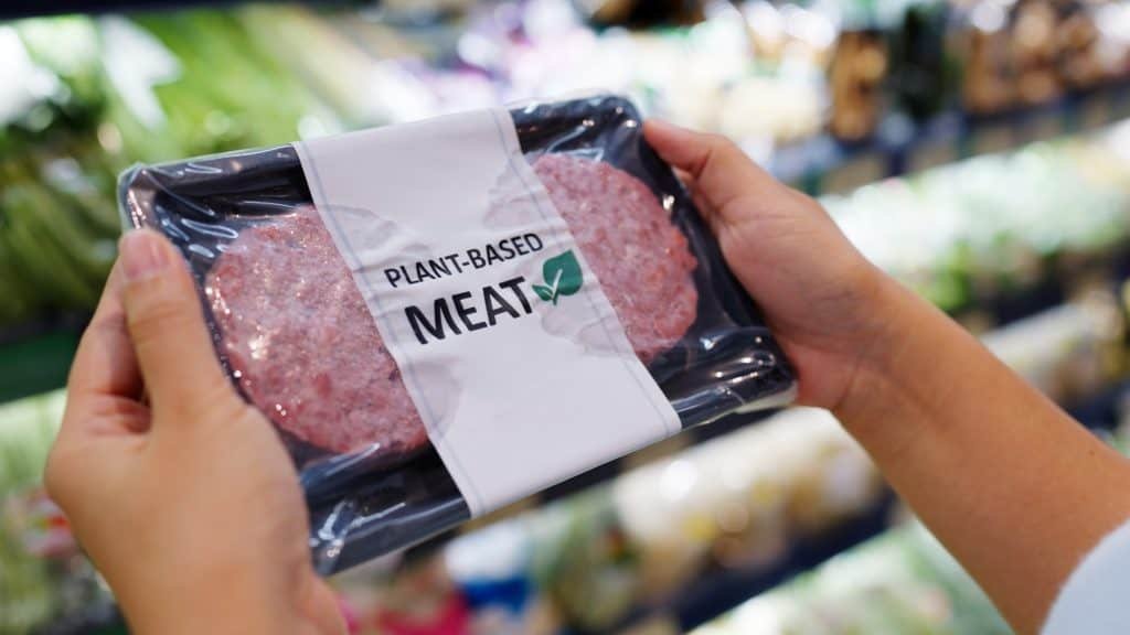 Cuidado ao fazer a troca: carne vegetal também traz riscos à saúde; entenda